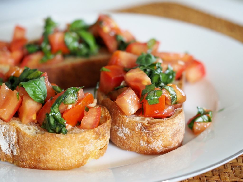 Einige fertige Burschetta auf einem weißen Teller