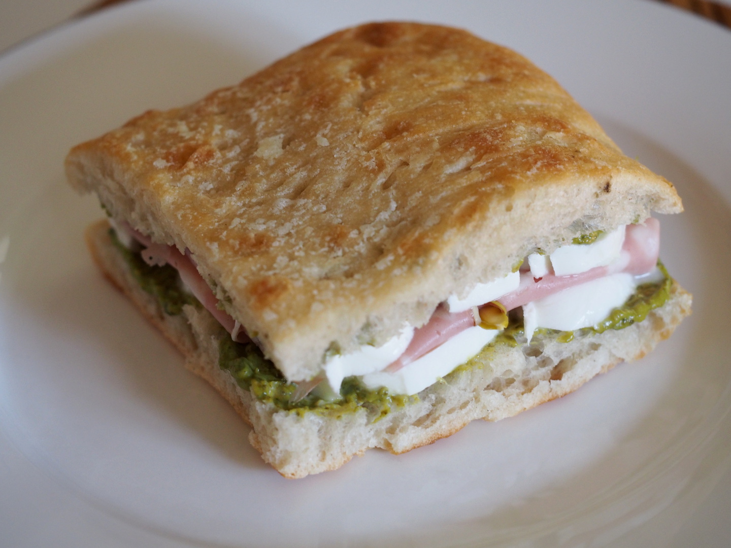 Ein Sandwich aus Focaccia Brot mit Mortadella und Mozzarella