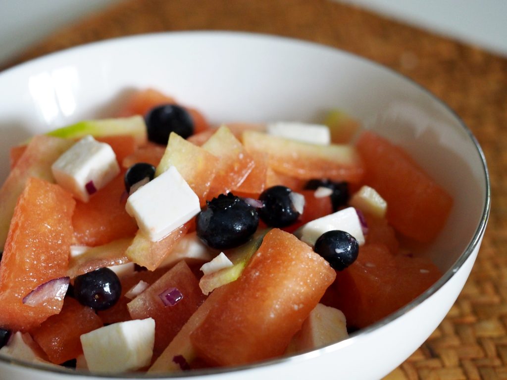 Ein frischer Wassermelonensalat mit Hirtenkäse und Blaubeeren