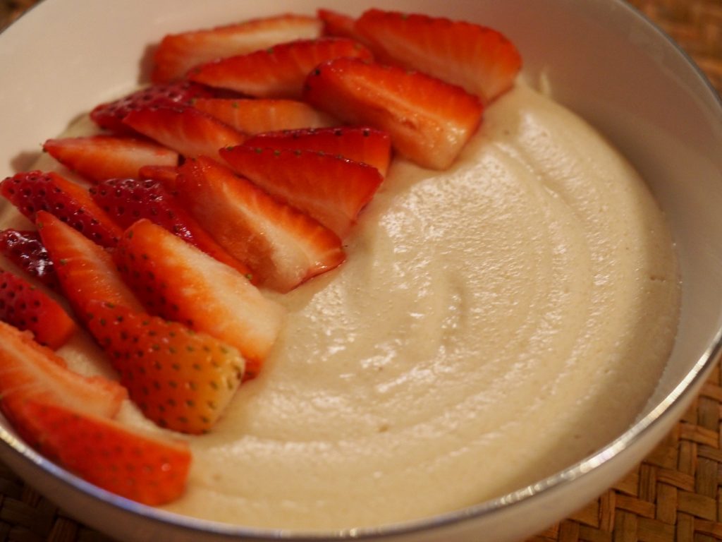 Veganer Grießbrei mit frischen Erdbeeren belegt