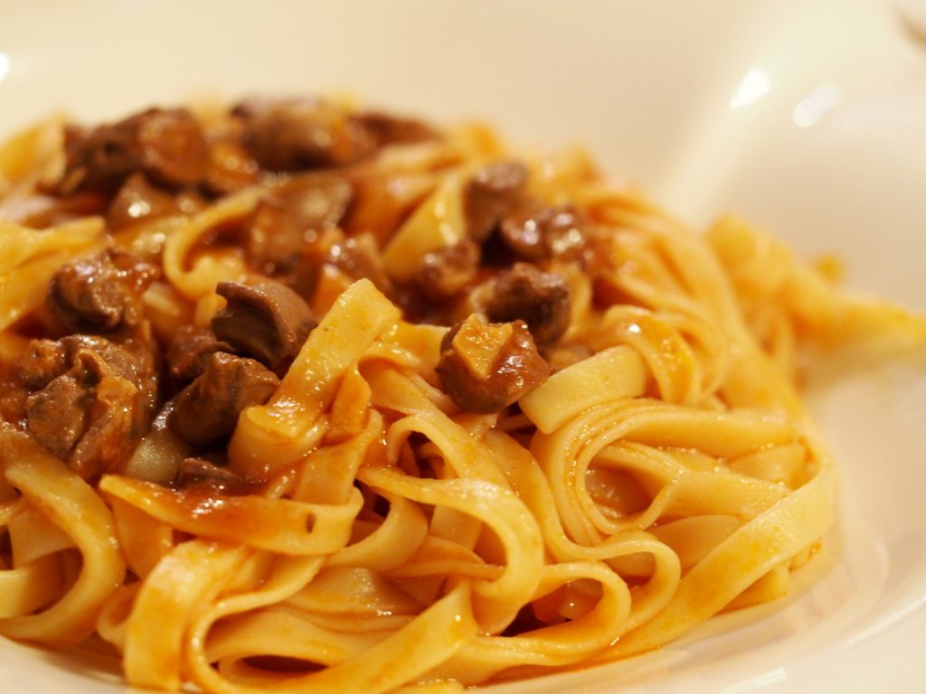 Pasta mit einer Sauce mit Hühnerherzen