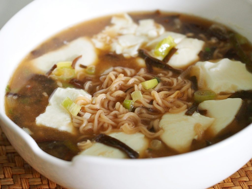 Eine Miso Suppe mit Ramen und Seidentofu
