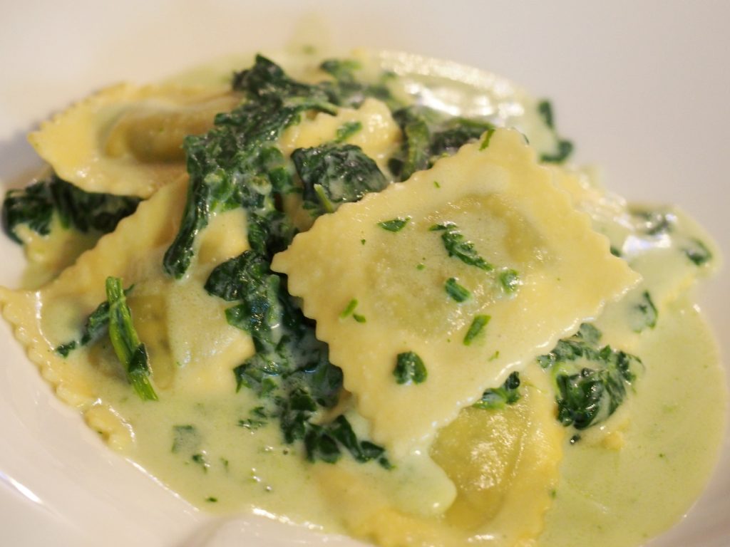 Ravioli mit einer Gorgonzola-Spinat Sauce