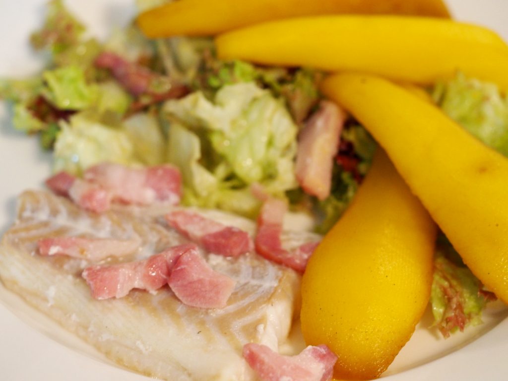 Fischfilet mit Bauchspeck, Vanille-Safran Birnen und Salat