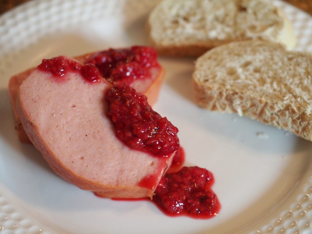 Leberkäsescheiben mit einem Himbeer-Chutney und Brot