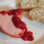 Leberkäsescheiben mit einem Himbeer-Chutney und Brot