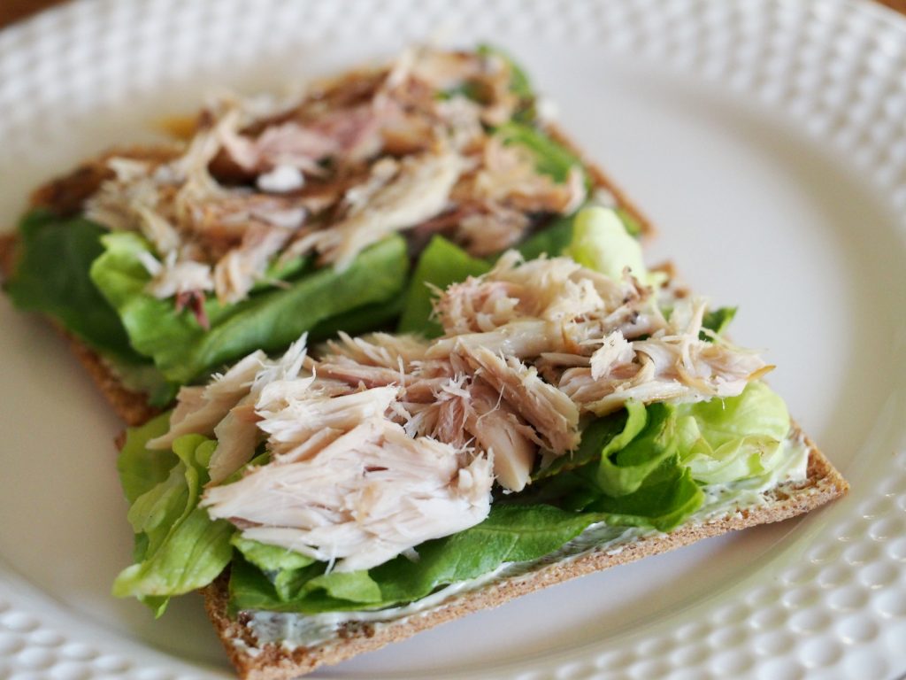 Makrelenstücke auf Salat und Knäckebrot