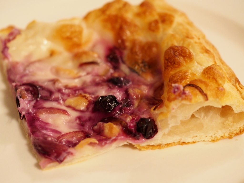 Blätterteig belegt mit Blaubeeren und Zwiebeln