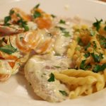 Gebackener Rotbarsch mit Karotten und Nudeln