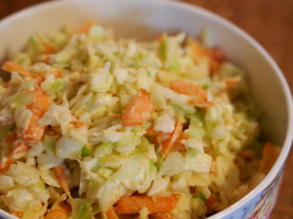 ein klassischer Coleslaw in einer Schüssel