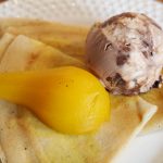 Ein paar Crepes mit einer Vanille-Safran Birne und Eis