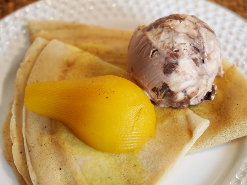Ein paar Crepes mit einer Vanille-Safran Birne und Eis