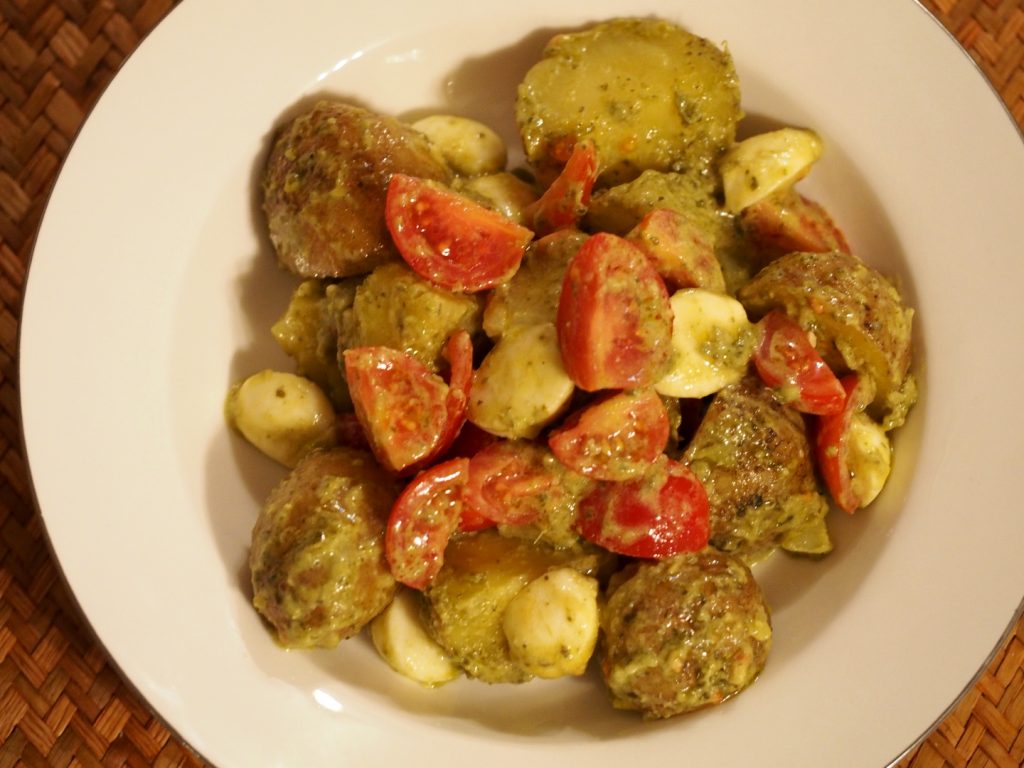 ein Kartoffelsalat mit Pesto, Tomaten und Mozzarella