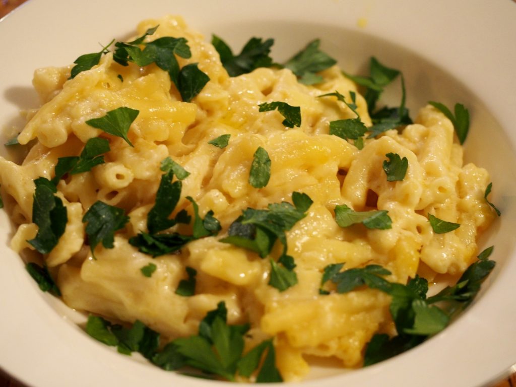 eine Portion klassisches Mac and Cheese