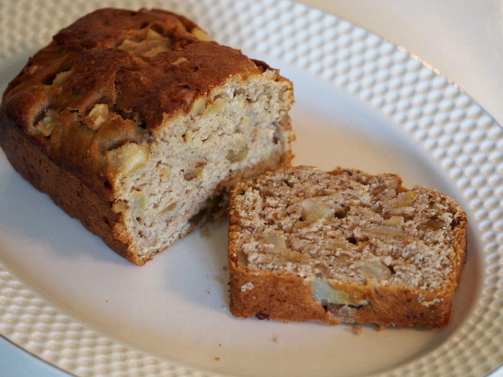 Das angeschnittene Birnen-Walnuss Brot