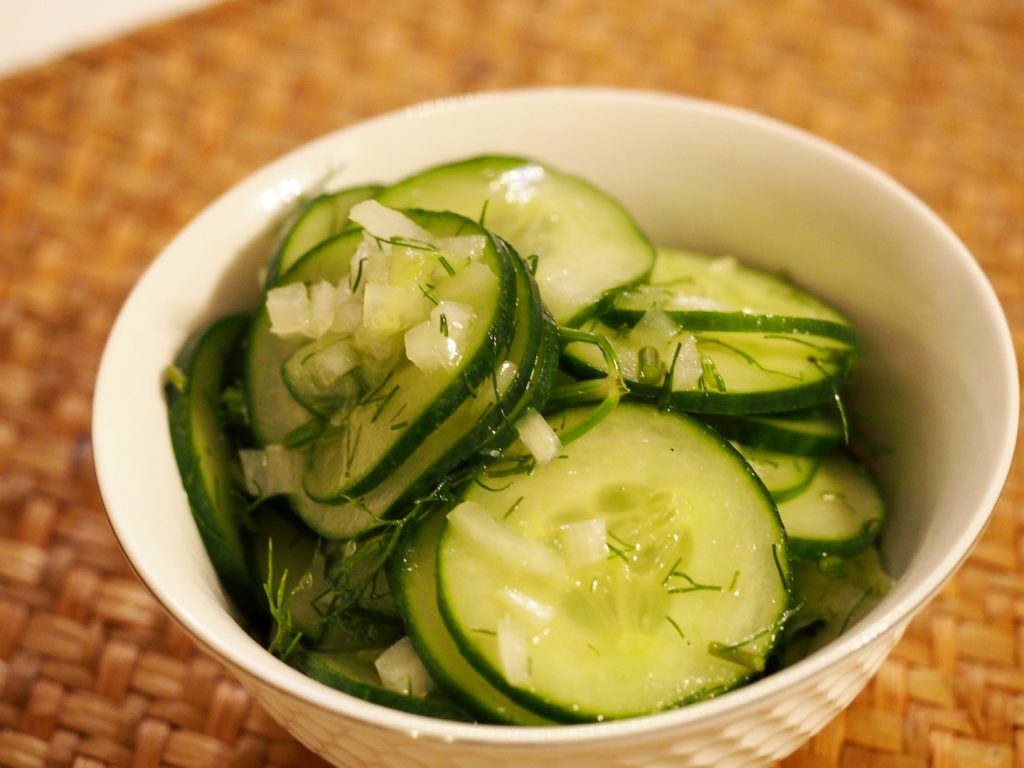 Ein klassischer Gurkensalat mit Essig und Zwiebeln in einer kleinen Schüssel
