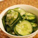 Ein klassischer Gurkensalat mit Essig und Zwiebeln in einer kleinen Schüssel