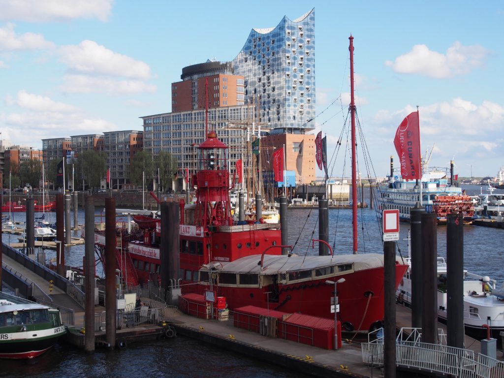 Ein Hausblick von der Uferpromenade zur Elbphilharmonie