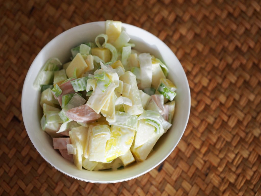 Ein Rohkostsalat aus Lauch und Apfel in einer kleinen Schüssel