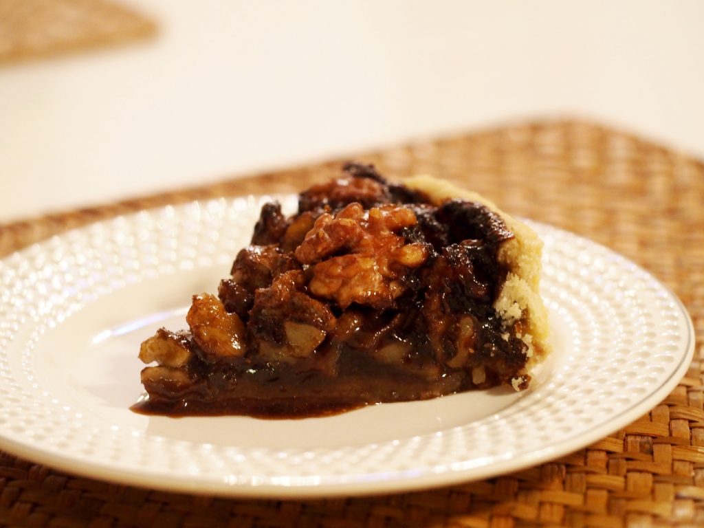 Ein Stück des Walnut Pie auf einem Kuchenteller