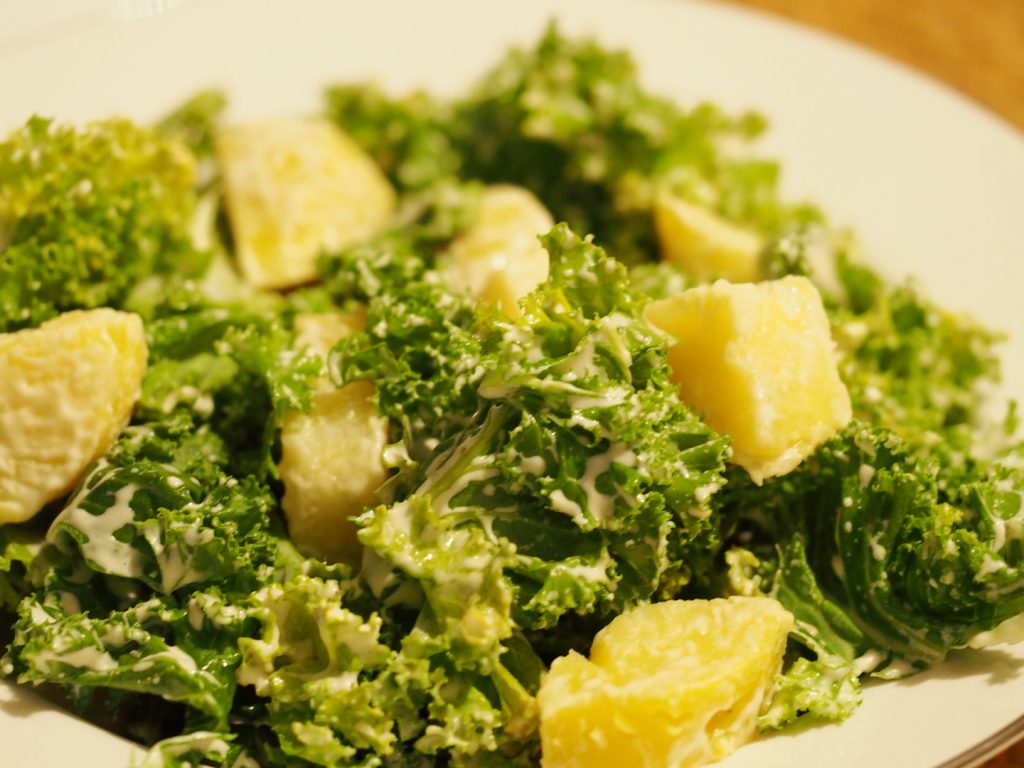 Grünkohlsalat mit gekochten Kartoffeln