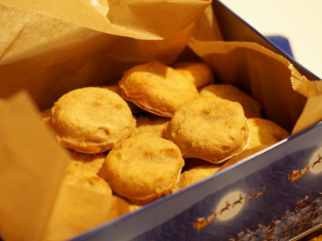 Kartoffellebkuchen in einer weihnachtlichen Blechdose