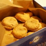 Kartoffellebkuchen in einer weihnachtlichen Blechdose