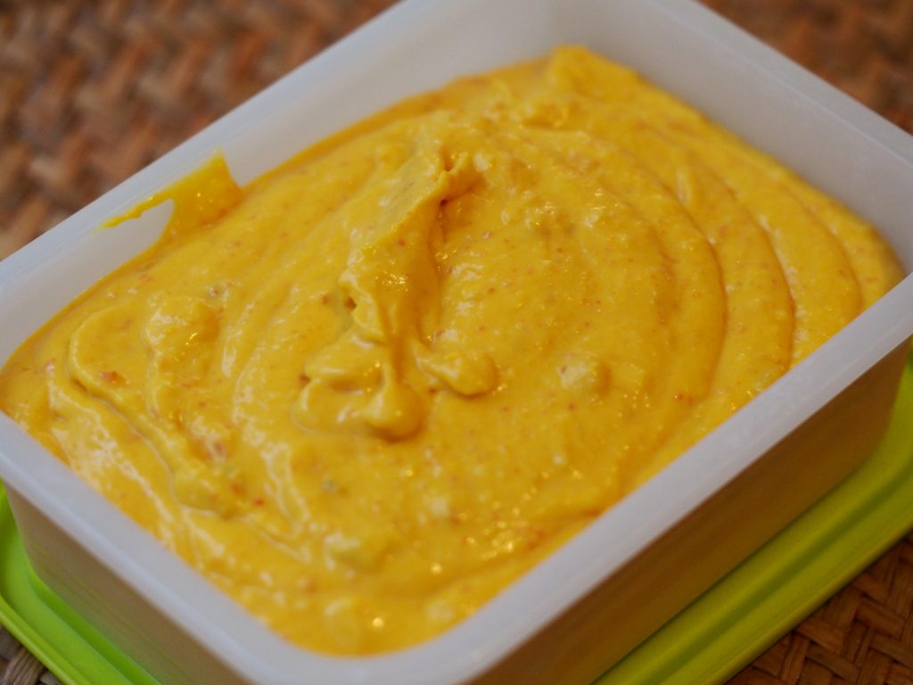 Die fertige Kürbissauce in einer Plastikschüssel bereit zur Aufbewahrung im Kühl- oder Gefrierschrank