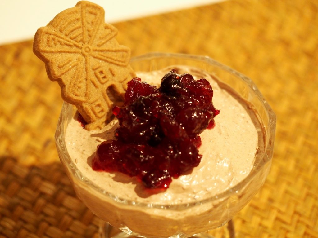 Eine Schokocreme getoppt mit etwas Cranberry Kompott und einem Spekulatius