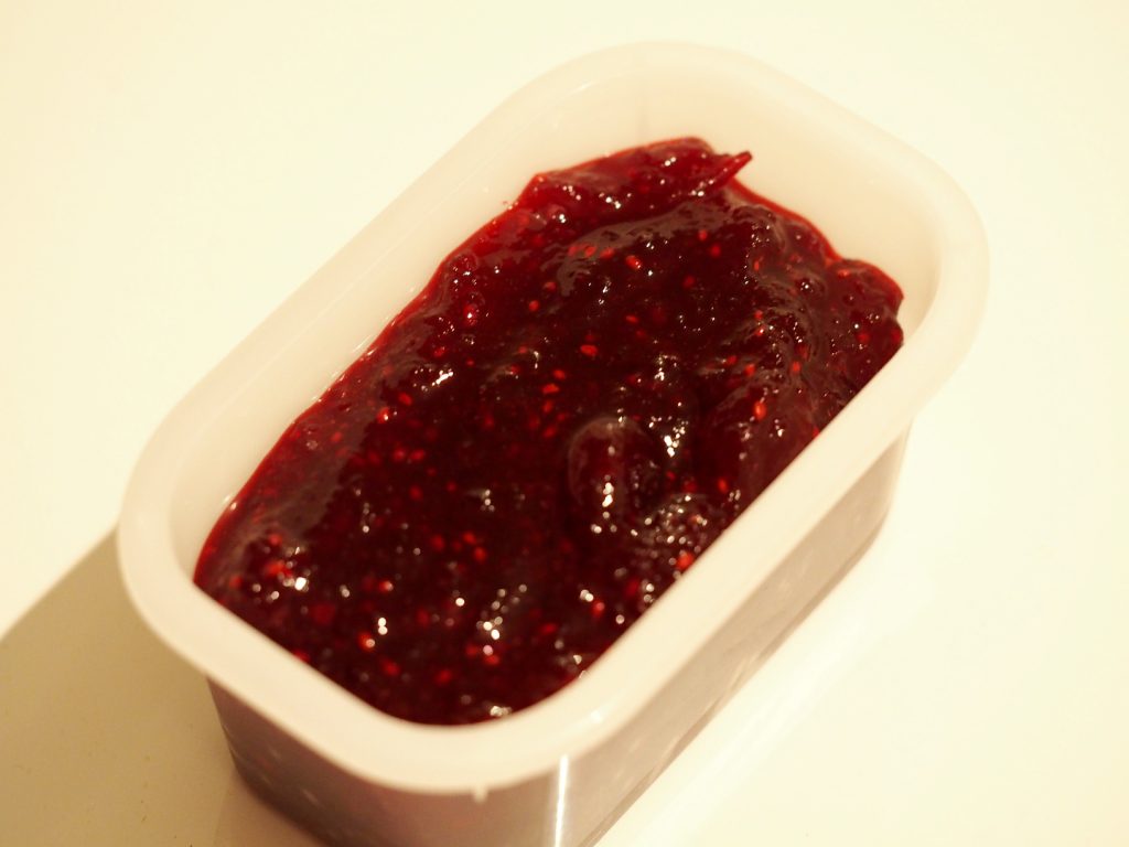 Eine kleine Schüssel mit dem fertigen und tiefroten Cranberry Kompott.