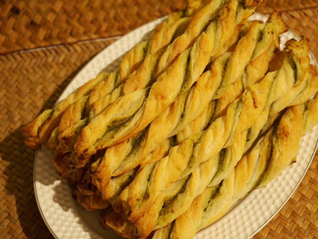 Einige Pesto-Stangen auf einem Servierteller