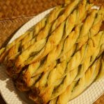 Einige Pesto-Stangen auf einem Servierteller