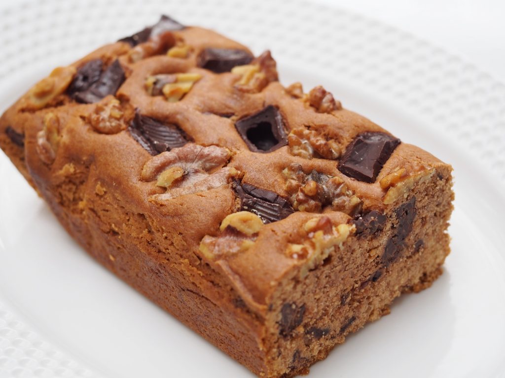 Der angeschnittene Chocolate Chip Kuchen mit eingebackenen Schokoladen- und Walnussstücken