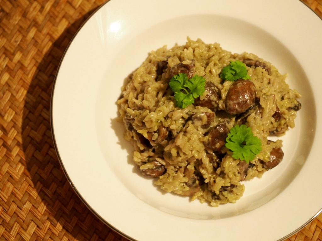 Das cremige Pilzrisotto auf einem weißen Teller
