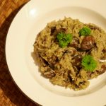 Das cremige Pilzrisotto auf einem weißen Teller