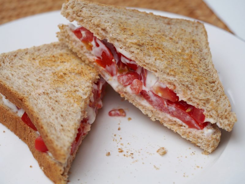 Ein diagonal zerteiltes Tomaten-Sandwich