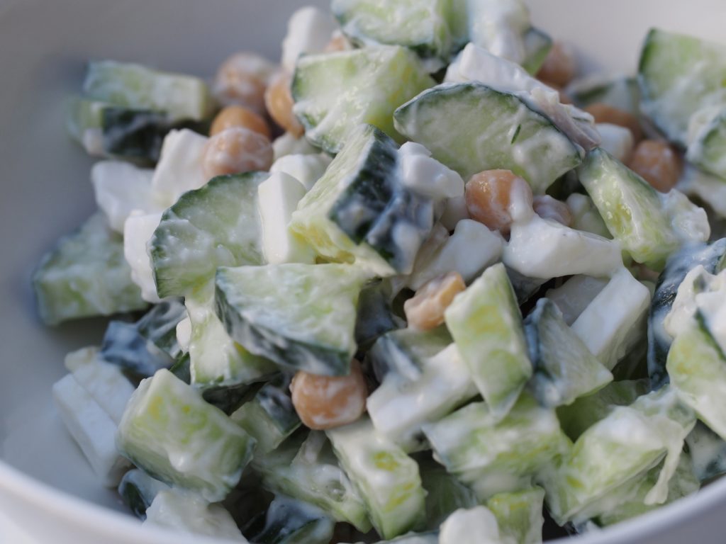 Ein Salat aus Gurke, Kichererbsen und Feta