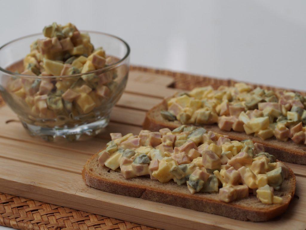 Ein paar Brote bestrichen mit dem Ei-Wurst Aufstrich, daneben noch eine kleine Glasschüssel mit weiterem Aufstrich