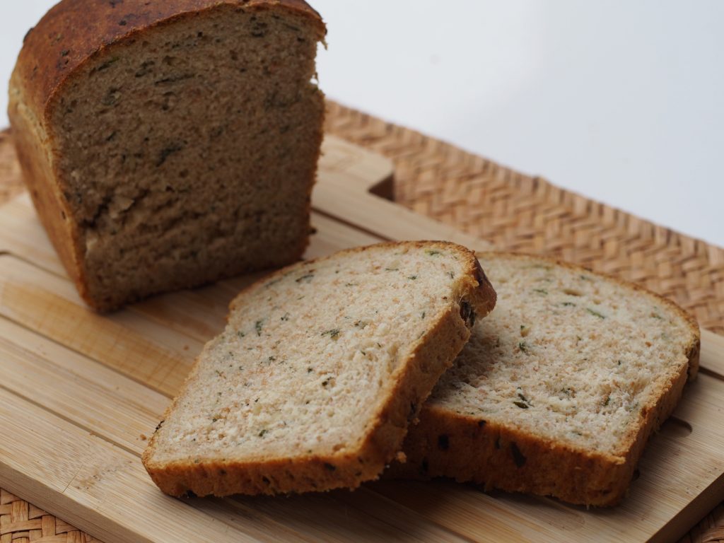 Das angeschnittene Salbei-Knoblauch Brot auf einem Holzbrett