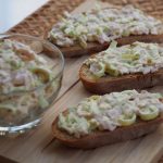 Ein paar bestrichene Brotscheiben, daneben noch eine gefüllte kleine Glasschüssel mit weiterem Aufstrich