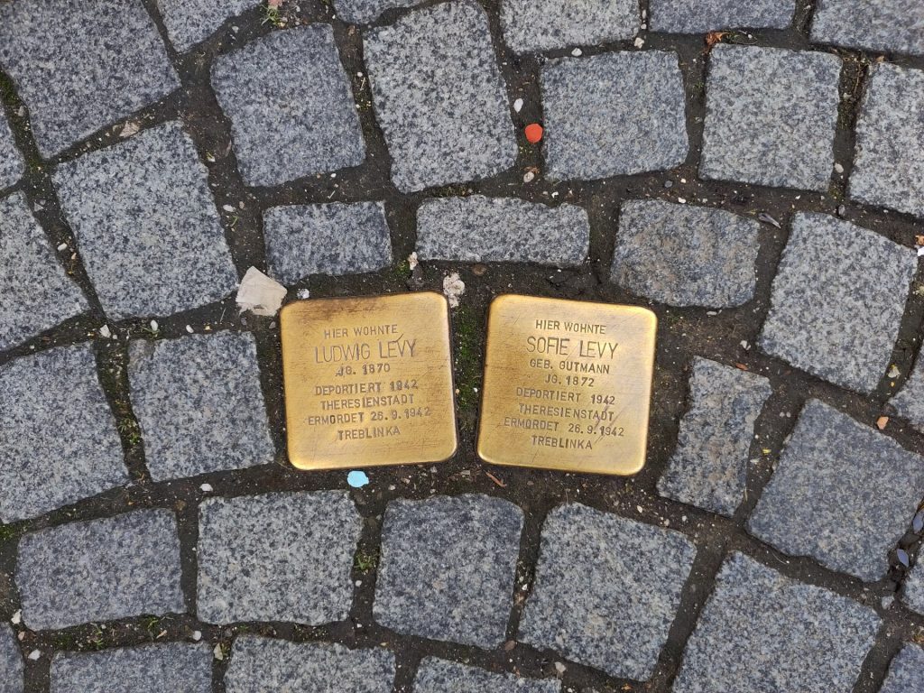 Zwei Stolpersteine der Familie Levy in der Herdbruckerstraße.