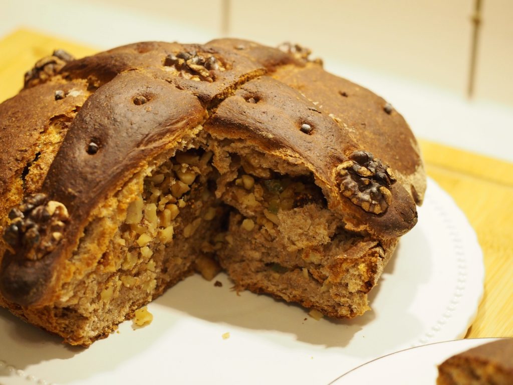 Griechisches Weihnachtsbrot gespickt mit Nelken und Walnüssen