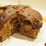 Griechisches Weihnachtsbrot gespickt mit Nelken und Walnüssen