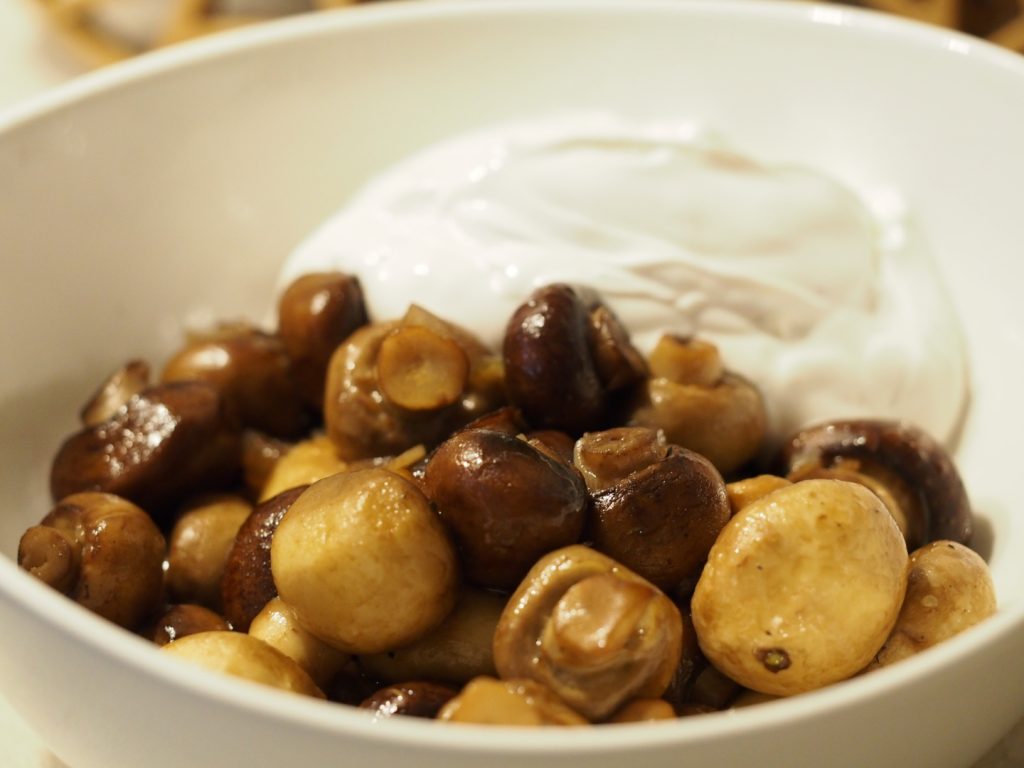 Gebratene Champignons mit einem Knoblauch Dip in einer Schüssel