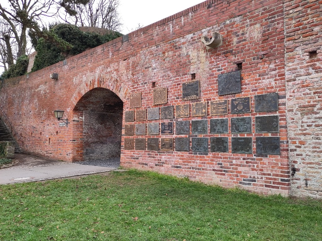 Gedenktafeln aus Bronze an der Ulmer Stadtmauer in der Nähe des Auswanderer-Denkmals zur Erinnerung an die Aussiedlung und Verteibung der Donauschabwn