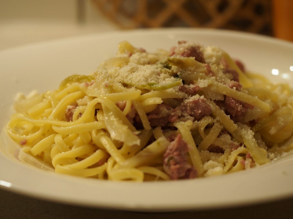 Ein Teller der Pasta mit Salsiccia und Fenchel. Das Gericht wurde mit noch etwas geriebenen Parmesan bestreut.