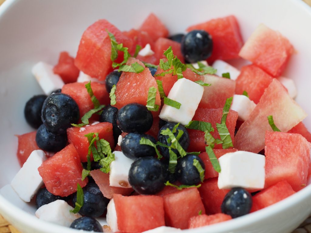 Eine Schüssel gefüllt mit dem Salat aus Wassermelone, Blaubeeren und veganem Feta