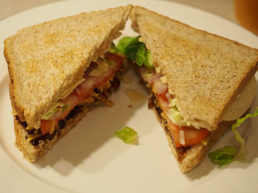 Ein Crisp Sandwich diagonal aufgeschnitten
