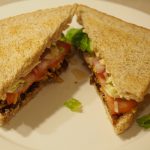Ein Crisp Sandwich diagonal aufgeschnitten
