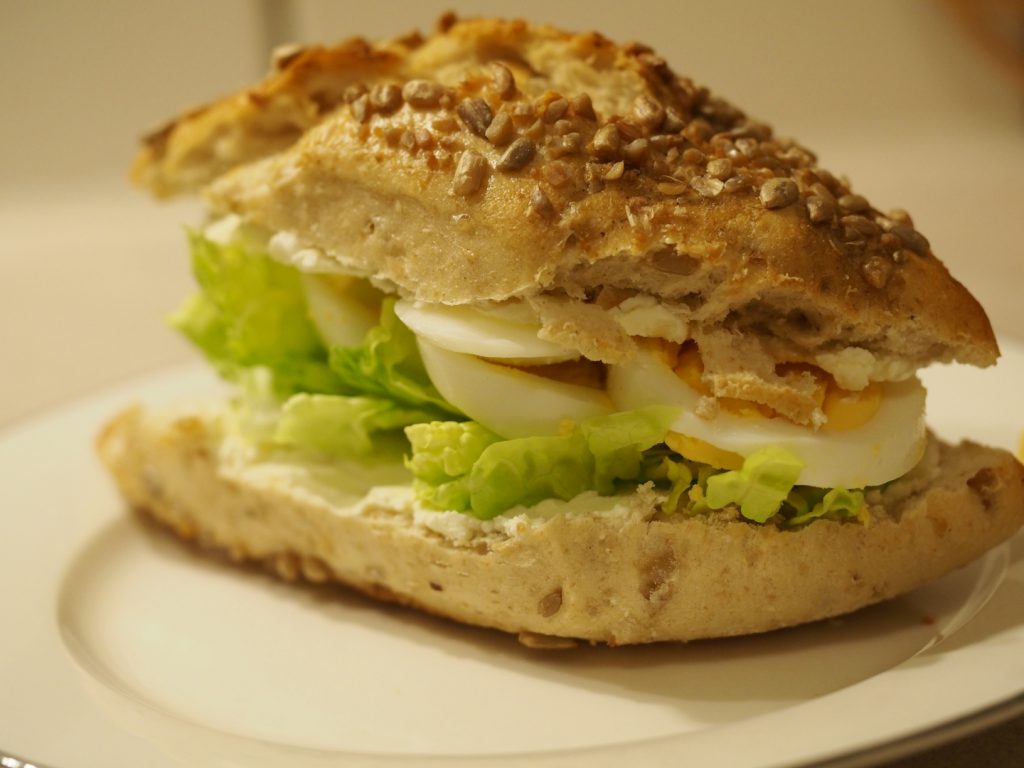 Das fertige Ei-Brötchen auf einem Teller